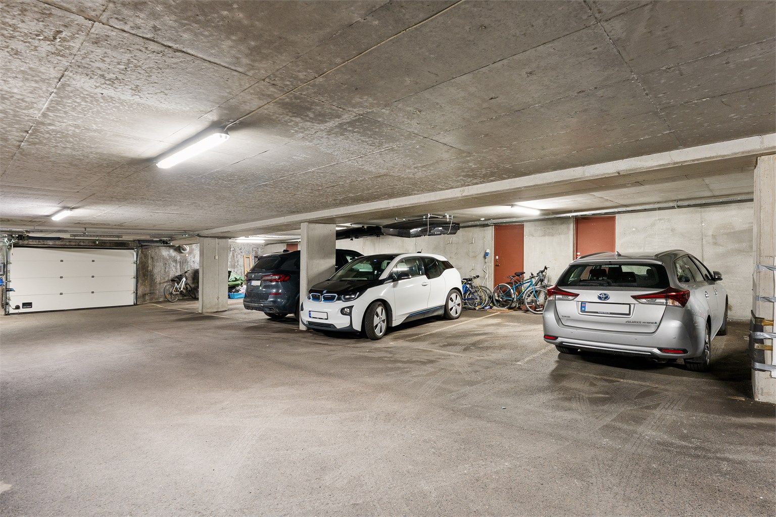 To seksjonerte parkeringsplasser i garasjeanlegget, og derfra er det direkte og tørrskodd adkomst inn i boligens kjeller.