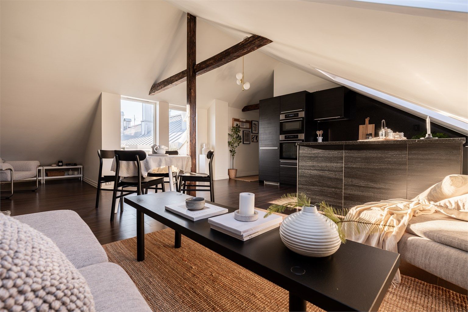 Stuen er romslig med god plass til både sofagruppe og spisebord.