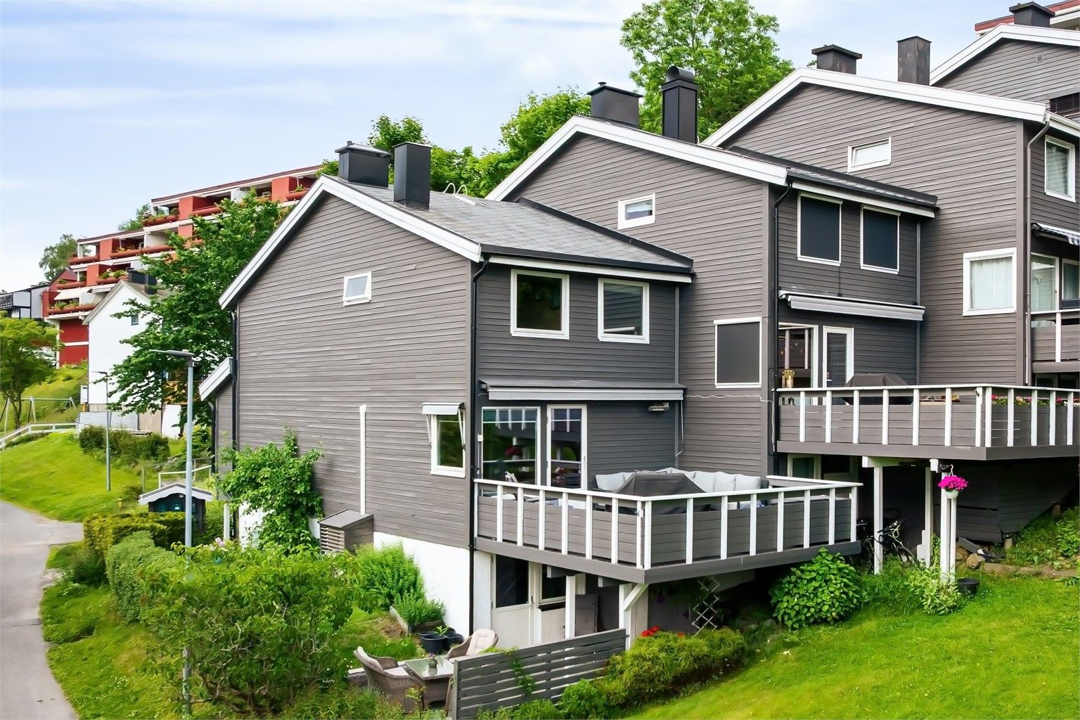 Et flott enderekkehus i bilfri gate med med fantastisk naboskap