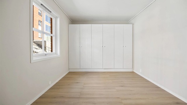 Hovedsoverommet har en hel garderobevegg som gir utmerket oppbevaringsplass.