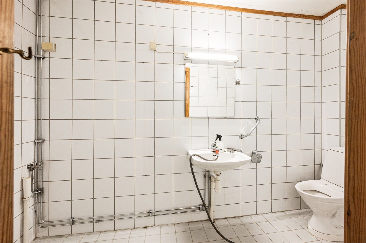 Badet har flislagte vegger og gulv med elektrisk gulvvarme.