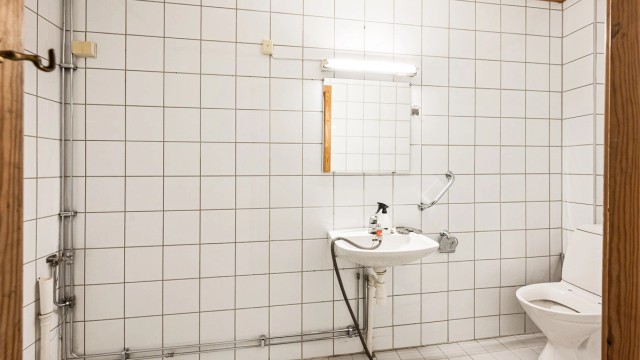 Badet har flislagte vegger og gulv med elektrisk gulvvarme.