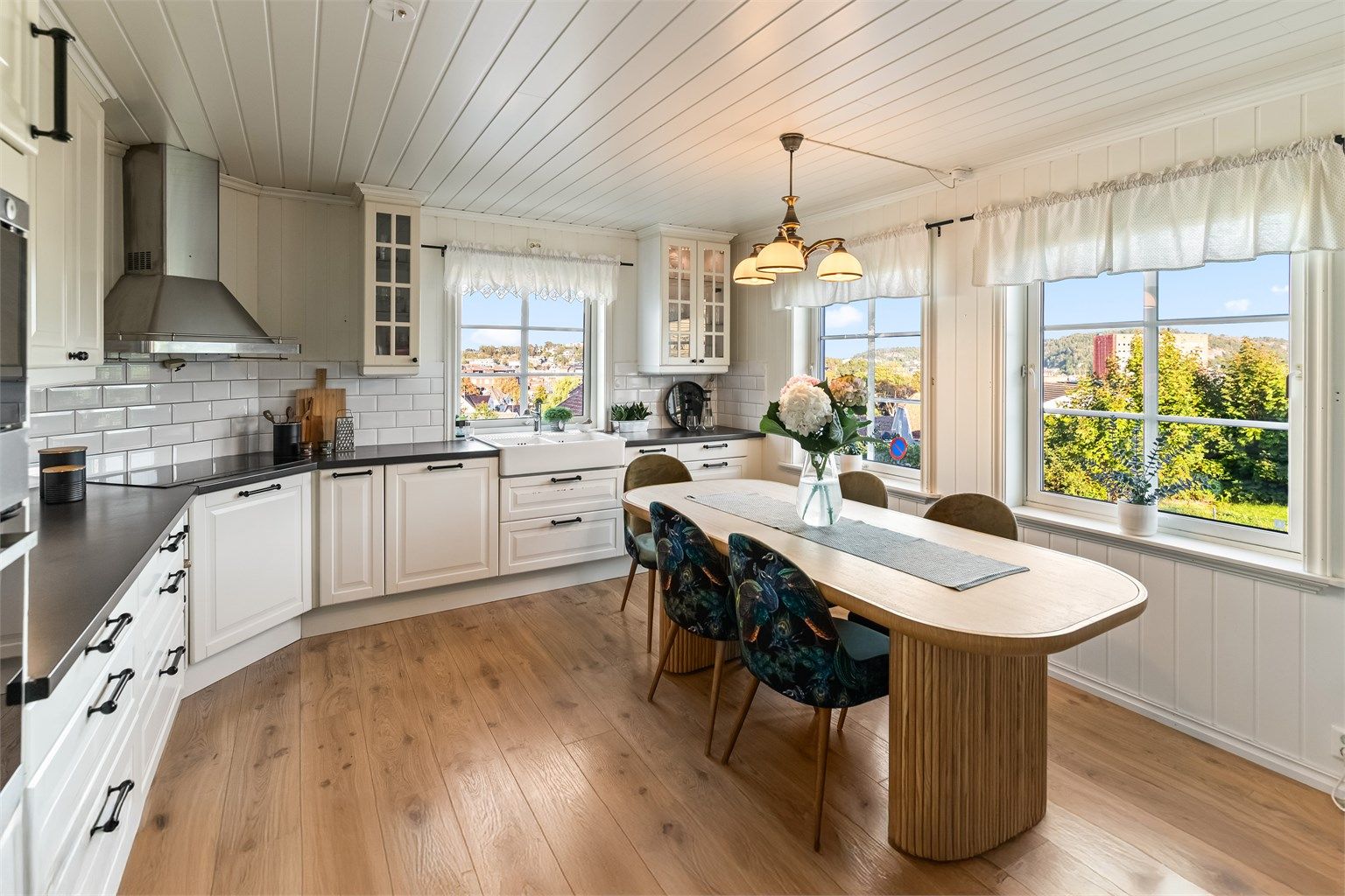 Lyst og pent kjøkken med innredning fra byggeåret, i klassisk og utførelse.