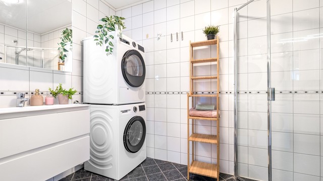 Baderomsinnredningen består av en servant med underskap og et speilskap med belysning.