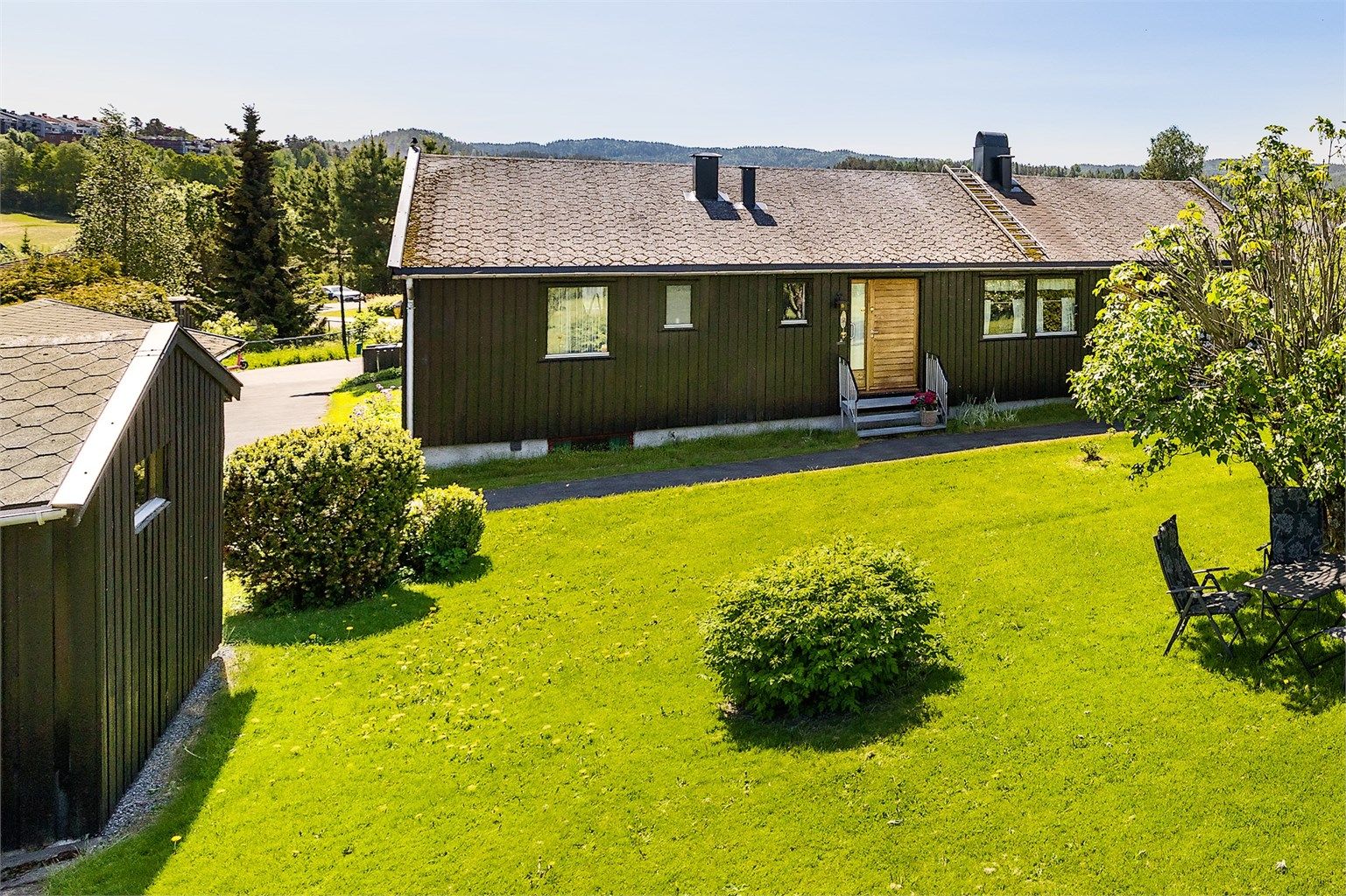 På boligen står også en enkel garasje og utebod.