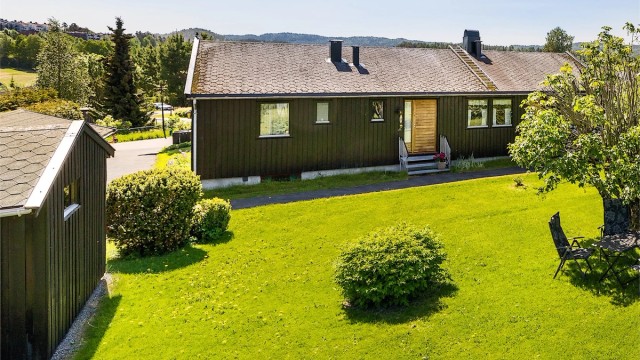 På boligen står også en enkel garasje og utebod.