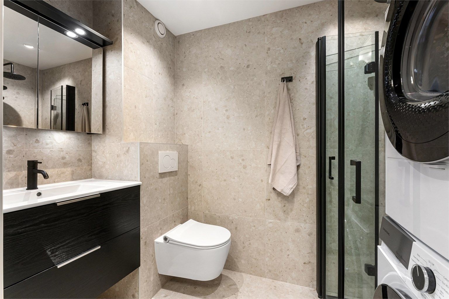 Lekkert og totalrenovert baderom fra 2022 med gulvvarme og downlights