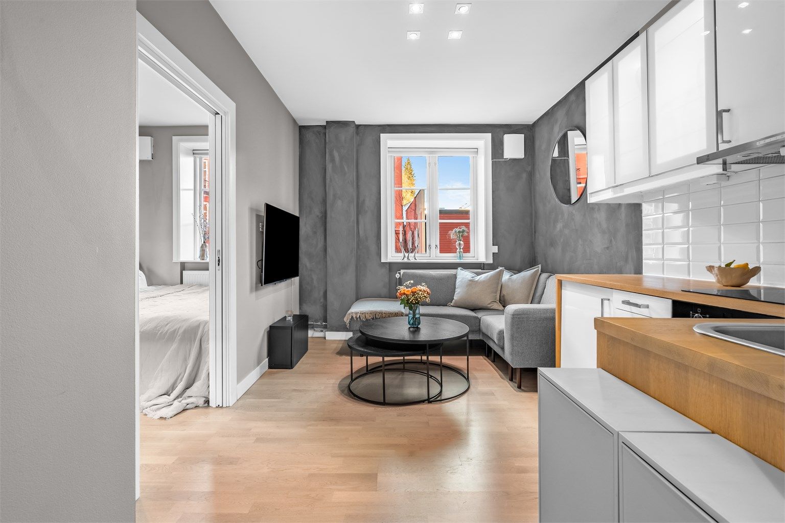 Leiligheten vender i sin helhet mot indre gårdsrom, og er således godt skjermet for støy og sjenanse fra gateplan. 