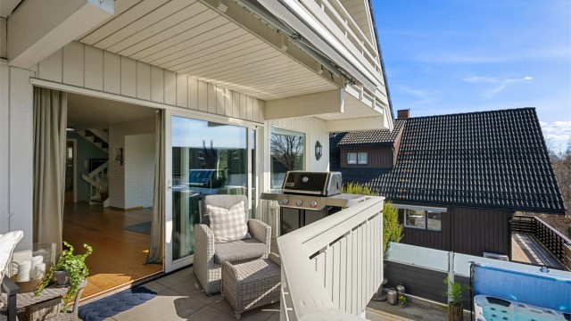 Balkongdører med 3-lags glass fra 2022 kobler stuen og terrassen sømløst sammen.