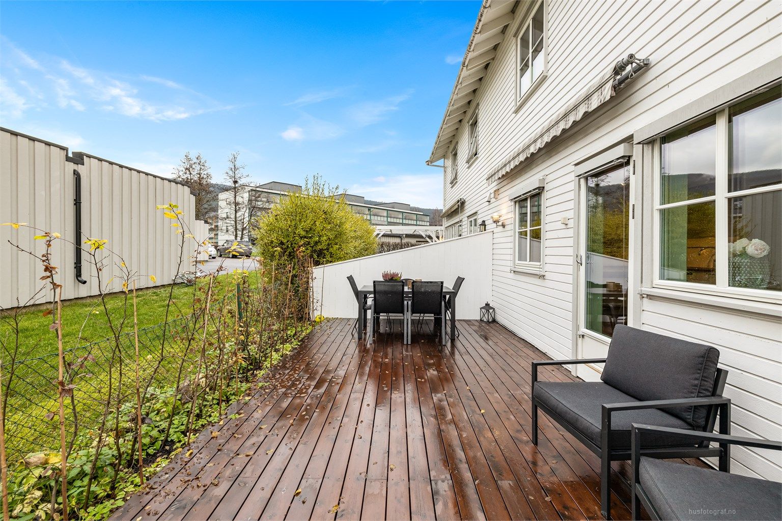 Uteplassen på baksiden er skjermet og har god plass til både sittegruppe og grill.