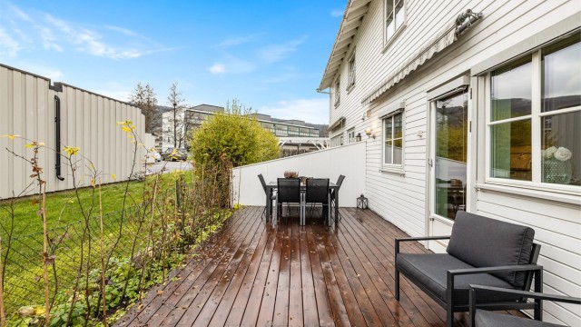 Uteplassen på baksiden er skjermet og har god plass til både sittegruppe og grill.