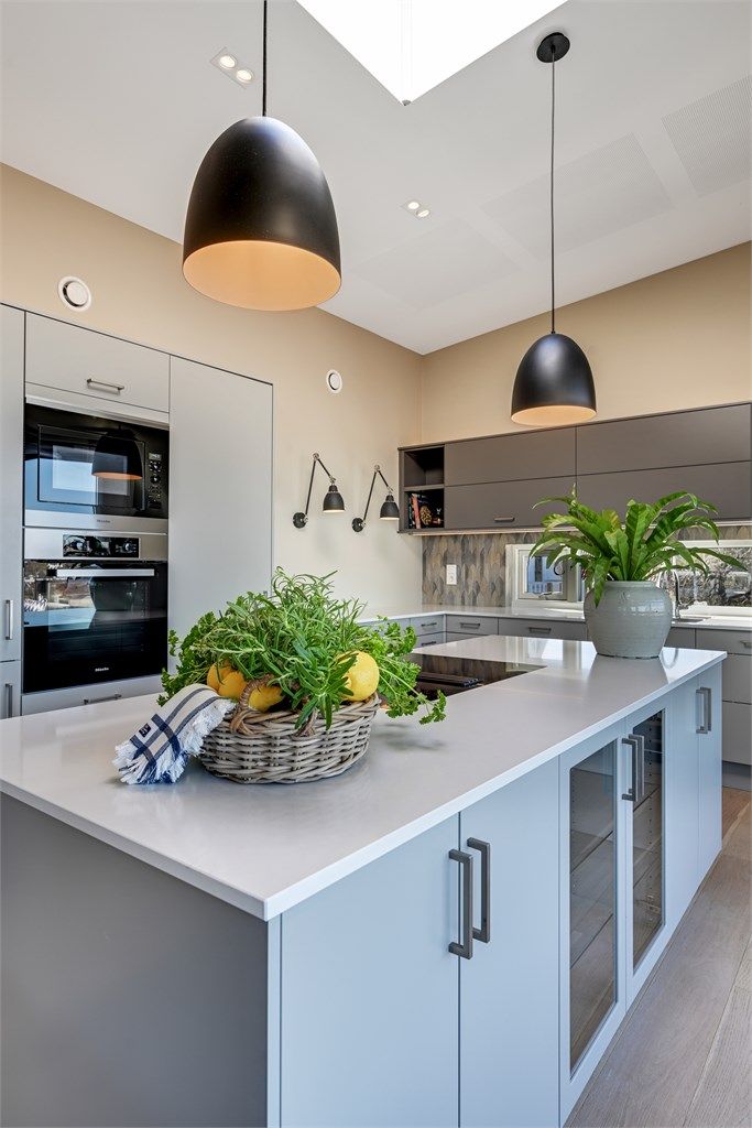 Kjøkkenet har glatte fronter og rikelig med skap- og benkeplass.