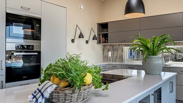 Kjøkkenet har glatte fronter og rikelig med skap- og benkeplass.