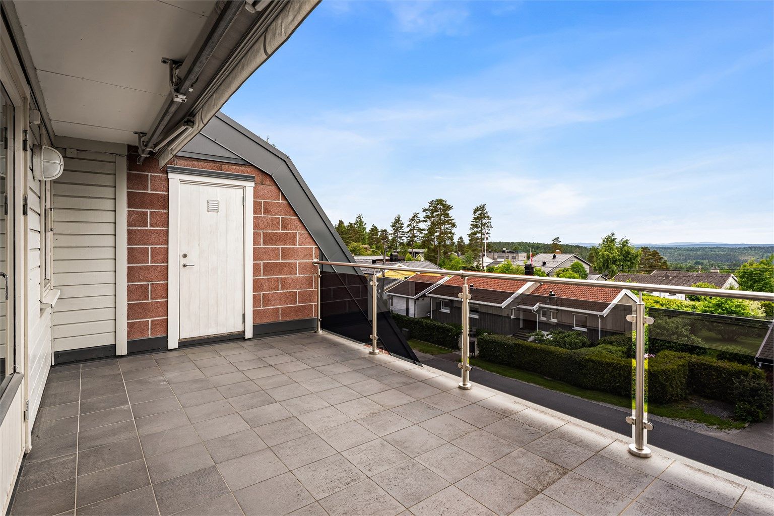 Terrasse er utstyrt med utelys og utestikk, samt praktisk bod for lagring.