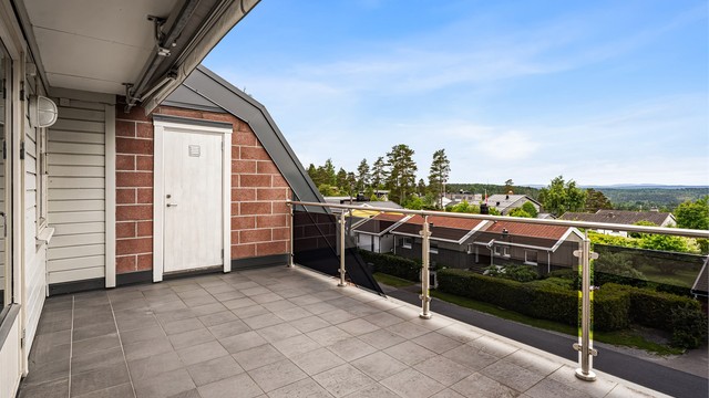 Terrasse er utstyrt med utelys og utestikk, samt praktisk bod for lagring.