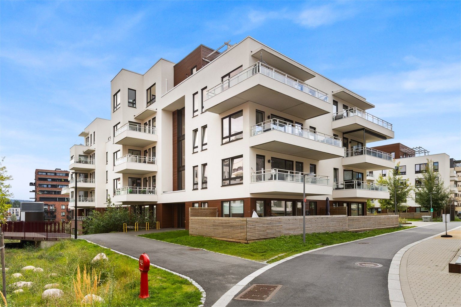 Bygget ble oppført i 2022, og leiligheten fremstår med tidsriktig og gjennomført standard. 