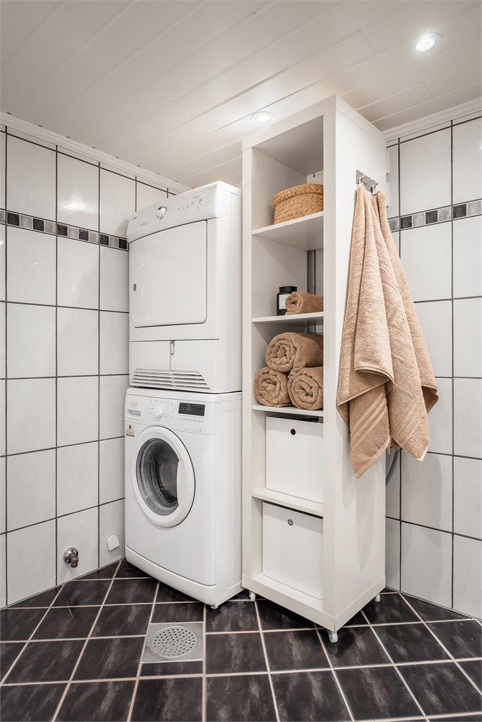 Badet i kjelleren har også opplegg for vaskemaskin og mekanisk avtrekksvifte. Rommet er ikke bruksendret/omsøkt.