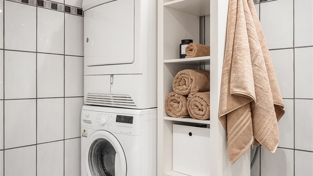 Badet i kjelleren har også opplegg for vaskemaskin og mekanisk avtrekksvifte. Rommet er ikke bruksendret/omsøkt.