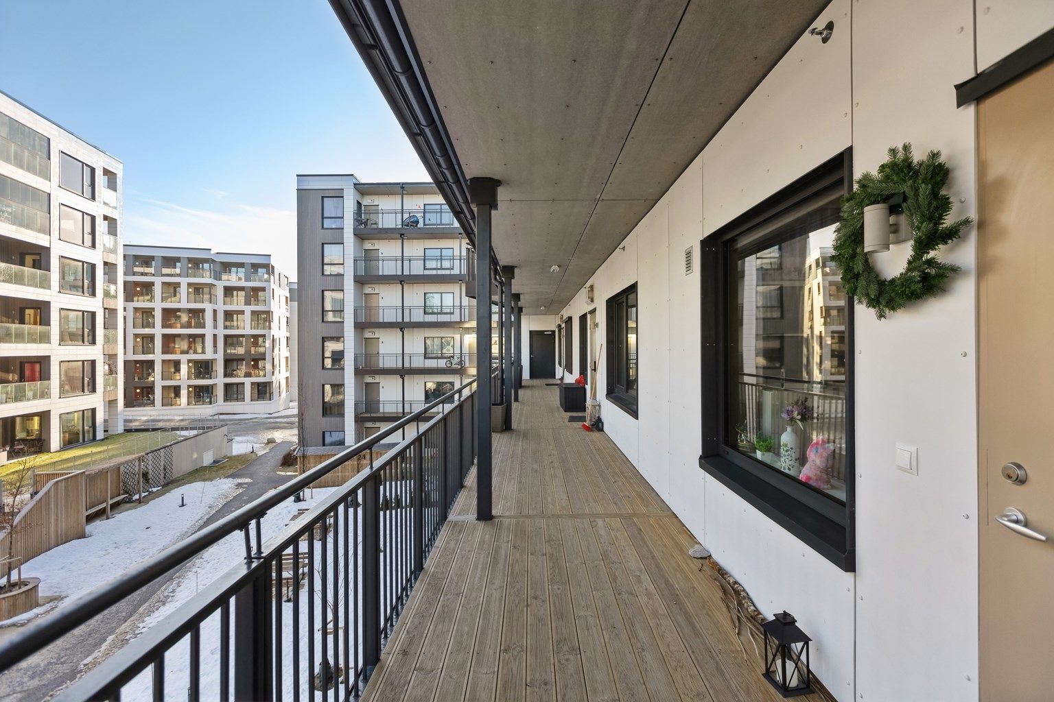 Overbygd og koselig inngangsparti