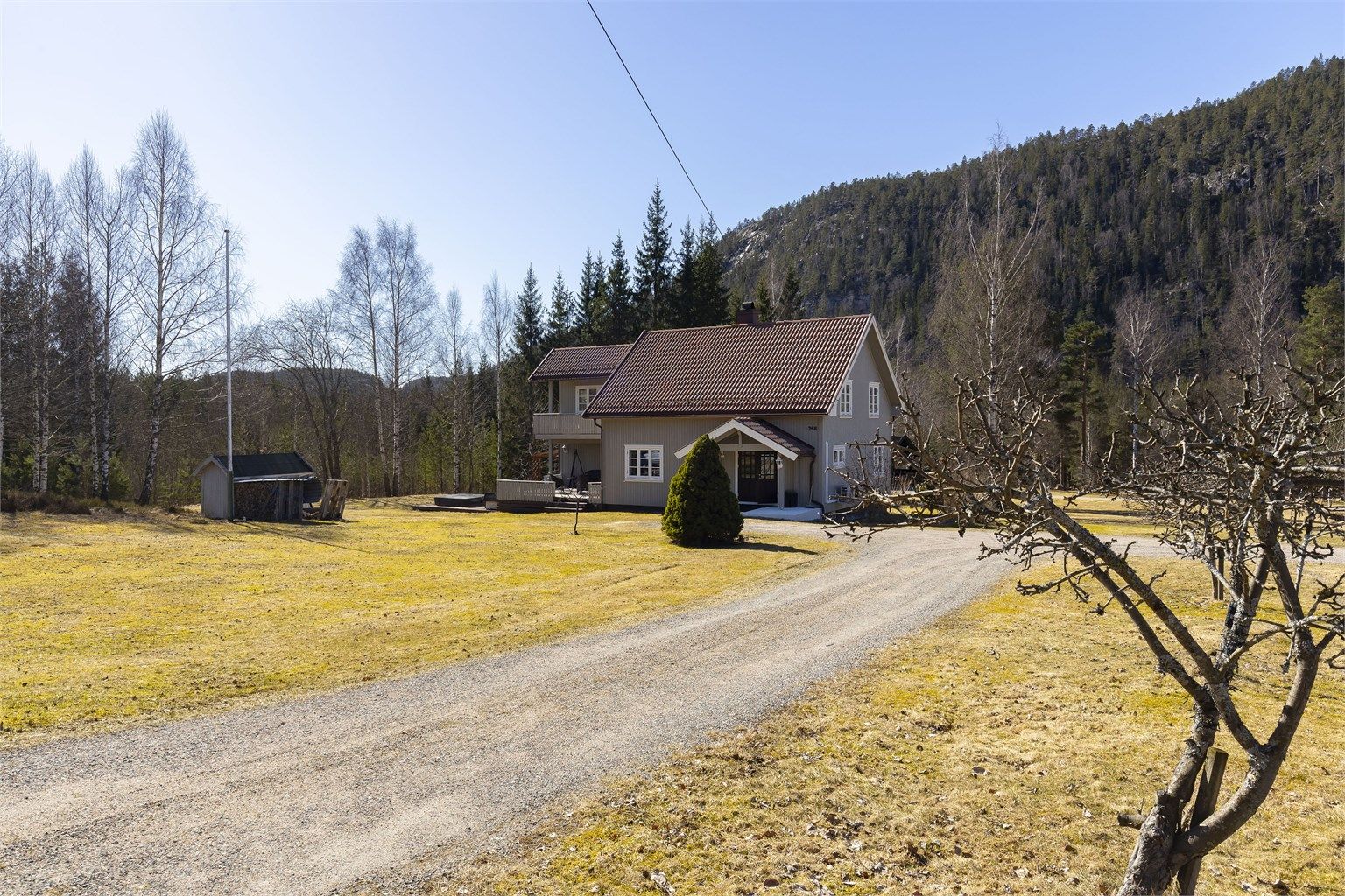 Stilfull og tiltalende hovedbolig i småbruket. Foto: Danny Twang.