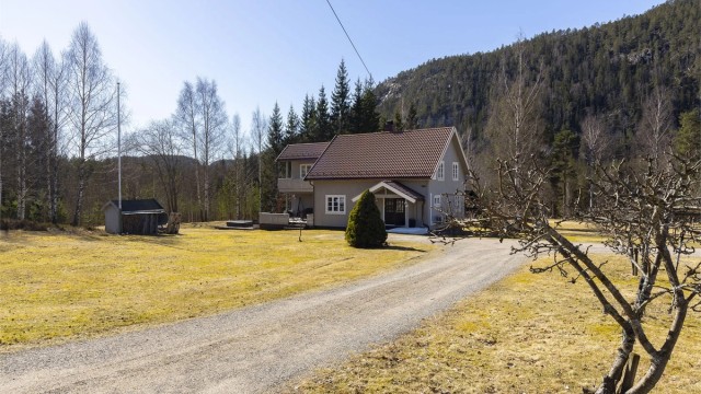 Stilfull og tiltalende hovedbolig i småbruket. Foto: Danny Twang.