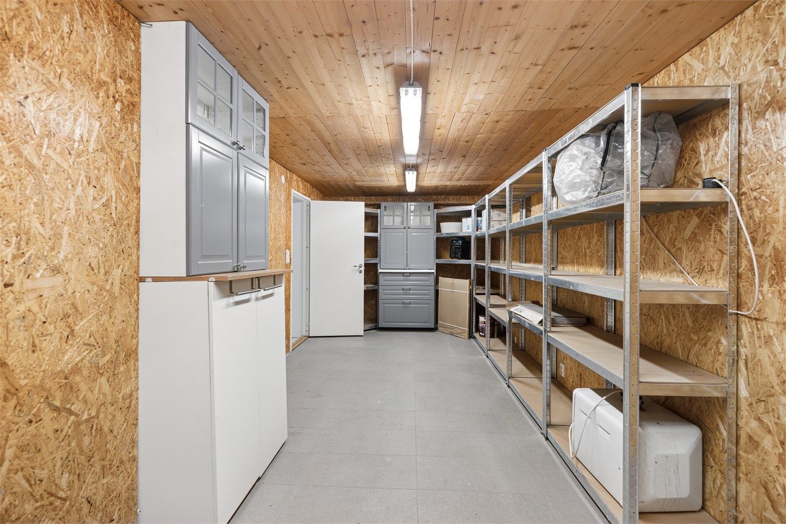 Svært romslig og praktisk bod i kjeller