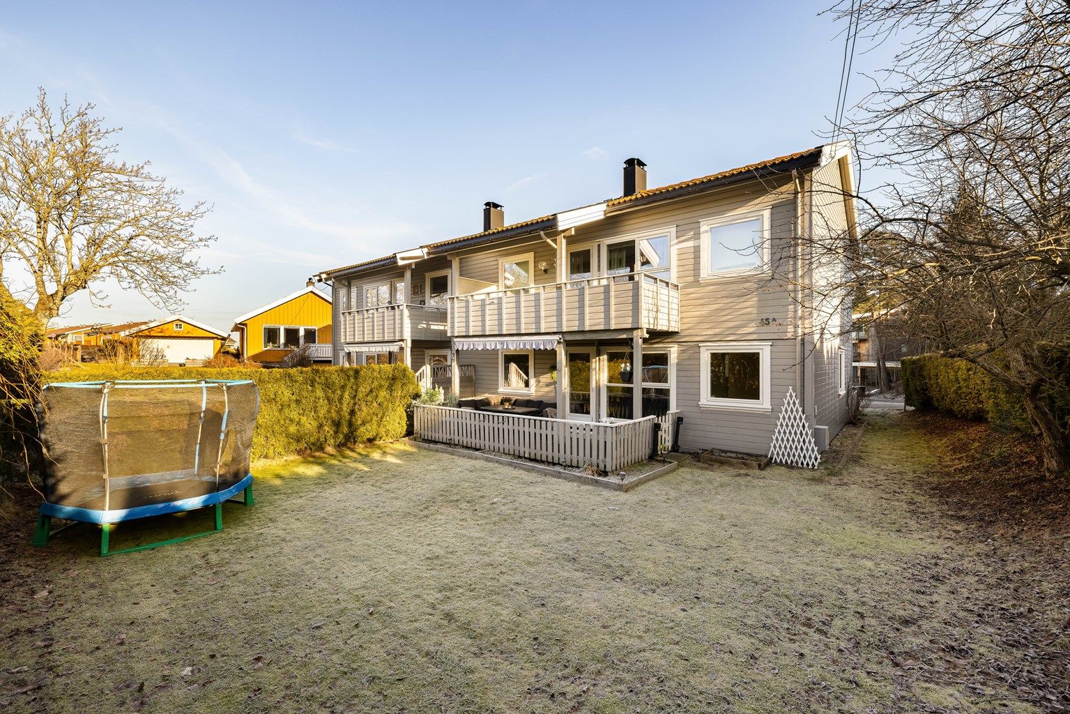 Velkommen til Gamle Kirkevei 45A! Leiligheten utgjør sydsiden av firemannsboligens første etasje. Hagen er per definisjon fellesareal, men naturlig tilknyttet denne leiligheten!