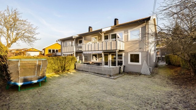 Velkommen til Gamle Kirkevei 45A! Leiligheten utgjør sydsiden av firemannsboligens første etasje. Hagen er per definisjon fellesareal, men naturlig tilknyttet denne leiligheten!