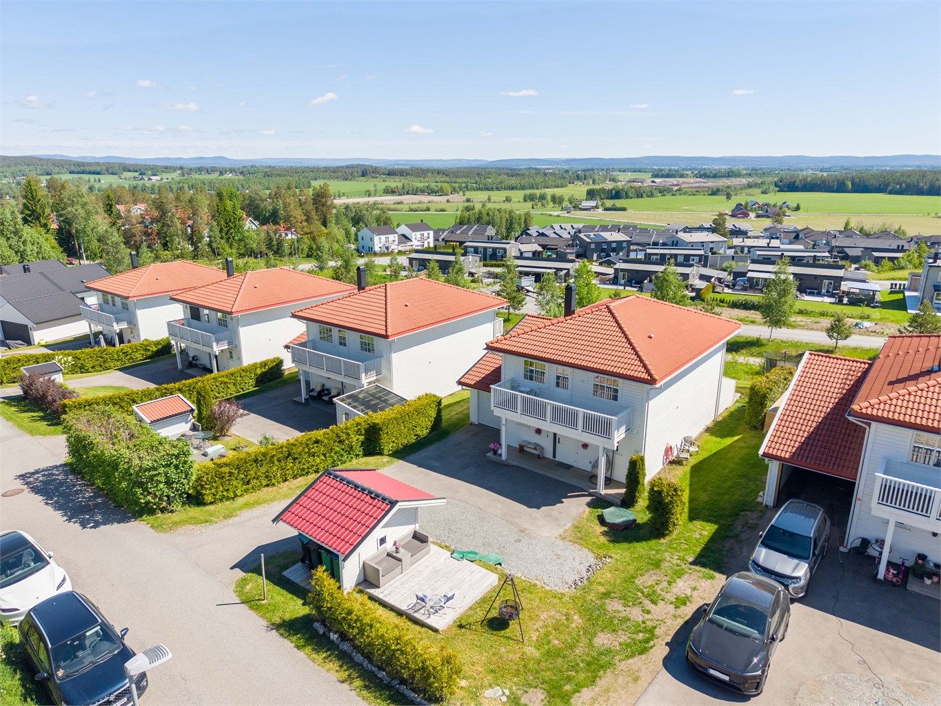 Asfaltert adkomst og oppstillingsplass for flere biler på egen tomt.