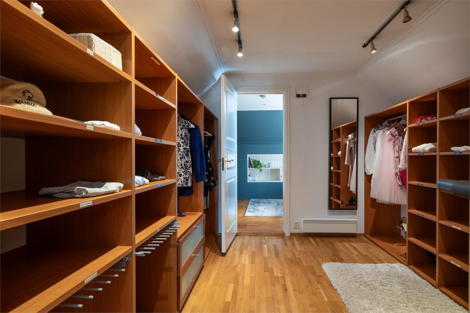 Fra rommet er det dør inn til et romslig walk-in-closet med rikelig med hylle- og hengeplass.