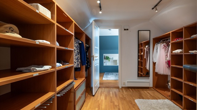 Fra rommet er det dør inn til et romslig walk-in-closet med rikelig med hylle- og hengeplass.