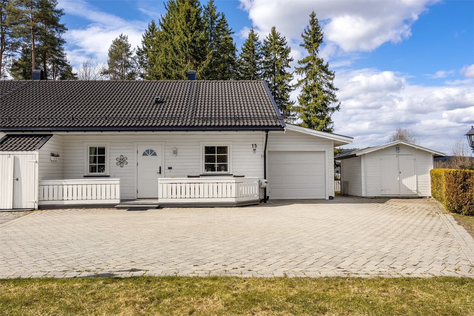 Beliggenheten er landlig og rolig, men samtidig med kort avstand til Bjørkelangen sentrum med skoler, butikker og servicetilbud.