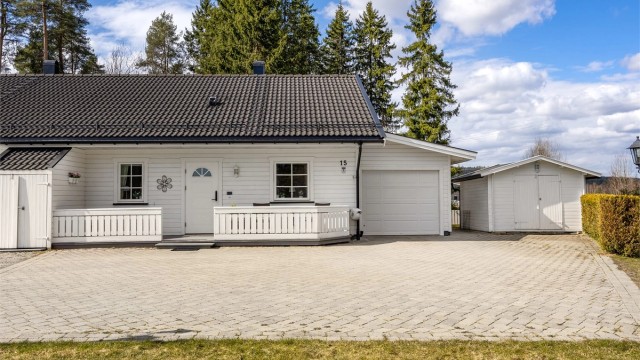 Beliggenheten er landlig og rolig, men samtidig med kort avstand til Bjørkelangen sentrum med skoler, butikker og servicetilbud.