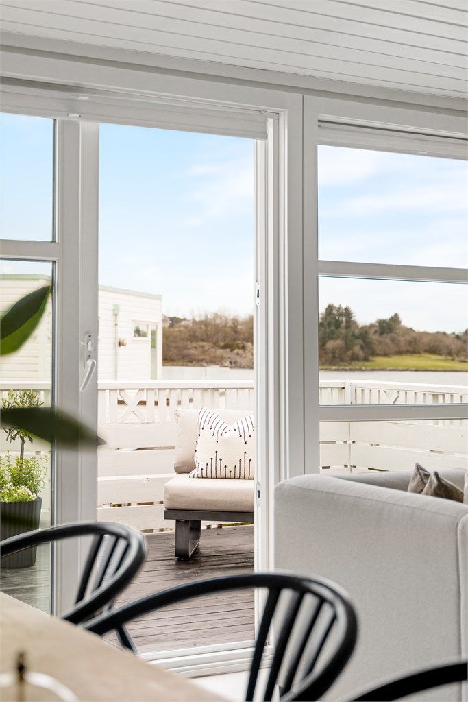 Utgang til vestvendt balkong .