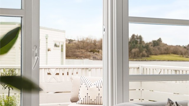 Utgang til vestvendt balkong .