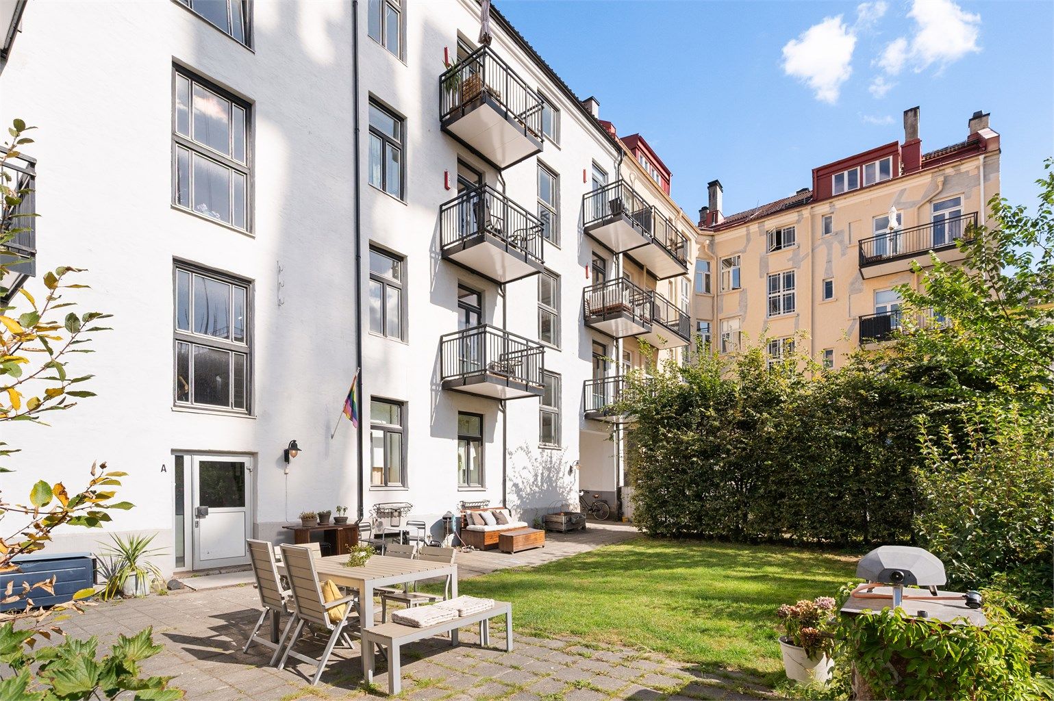 Velkommen til Dælenenggata 28A! En klassisk bygård fra 1899 med en rolig og skjermet bakgård, sentralt på Rodeløkka.