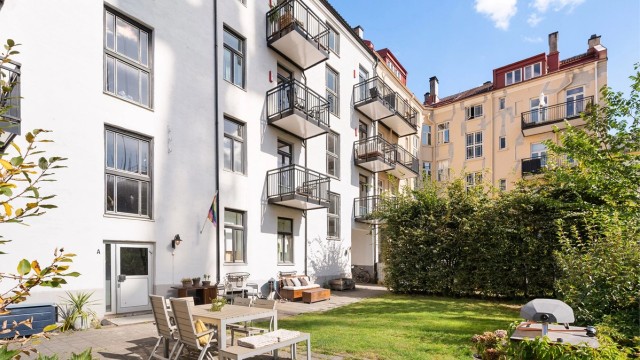 Velkommen til Dælenenggata 28A! En klassisk bygård fra 1899 med en rolig og skjermet bakgård, sentralt på Rodeløkka.