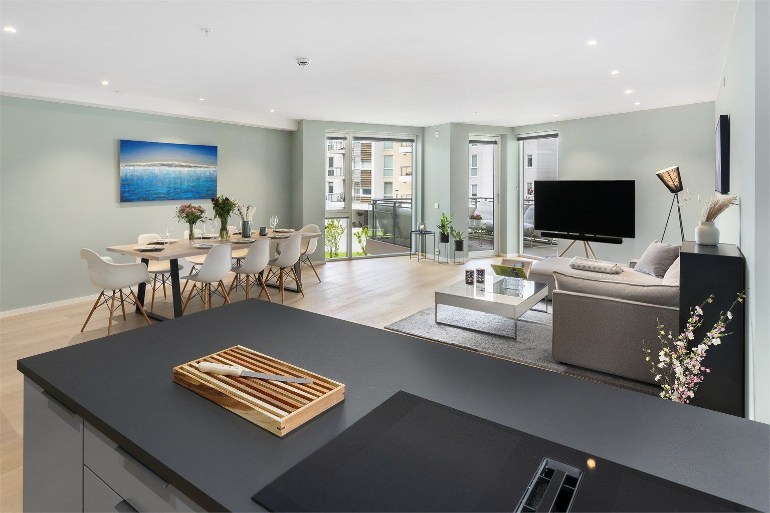 Kjøkkenet har en gjennomtenkt utforming som skaper god åpenhet i rommet