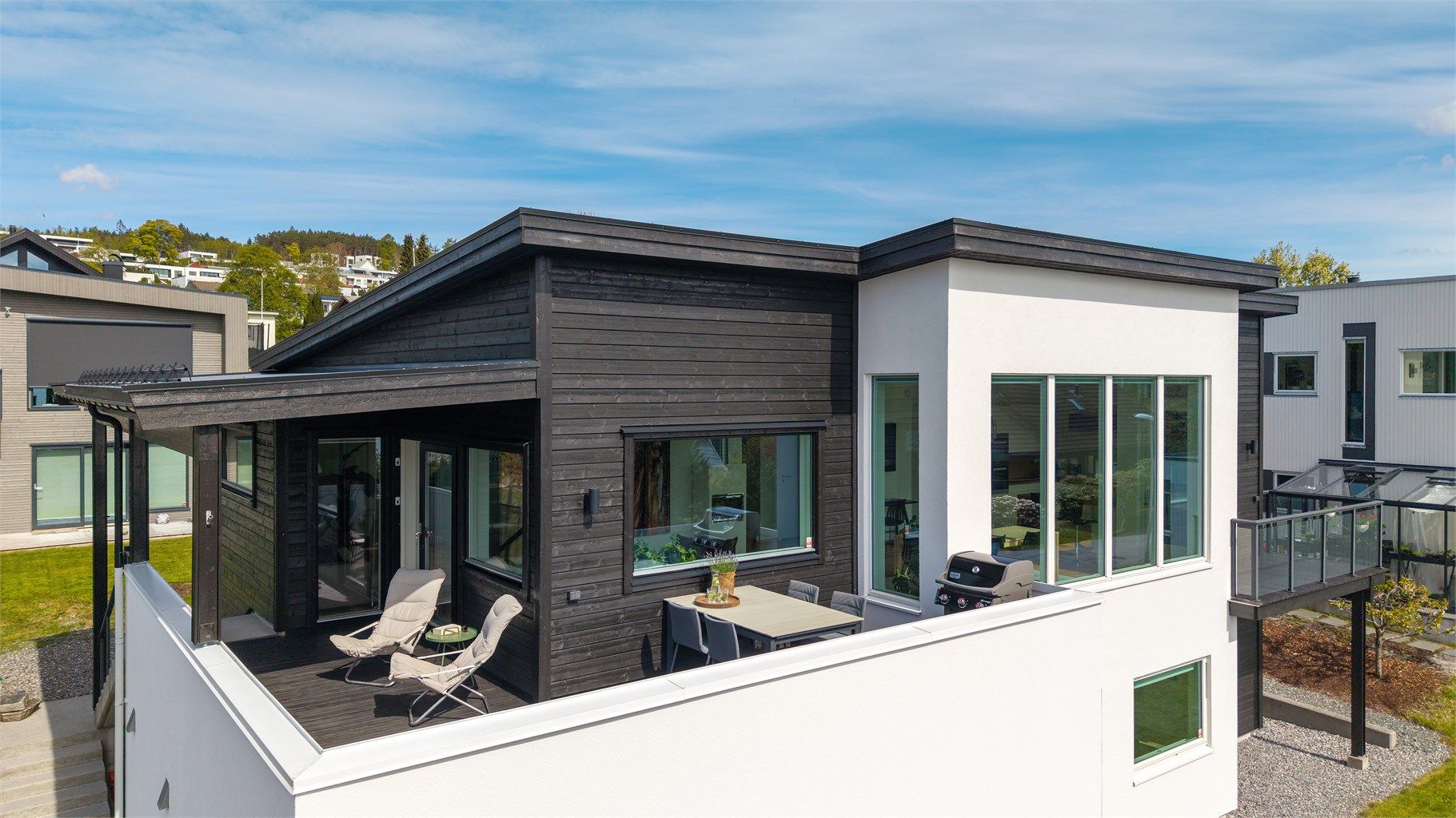 Boligen har en spennende arkitektur med en kombinasjon av pusset fasade og liggende bordkledning