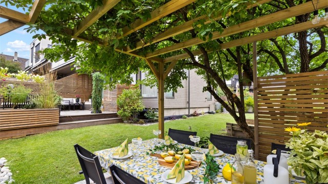 Nytt enderekkehus med høy standard, skjermet og solrik beliggenhet. Barnevennlig hage. Biloppstillingsplass med lader.