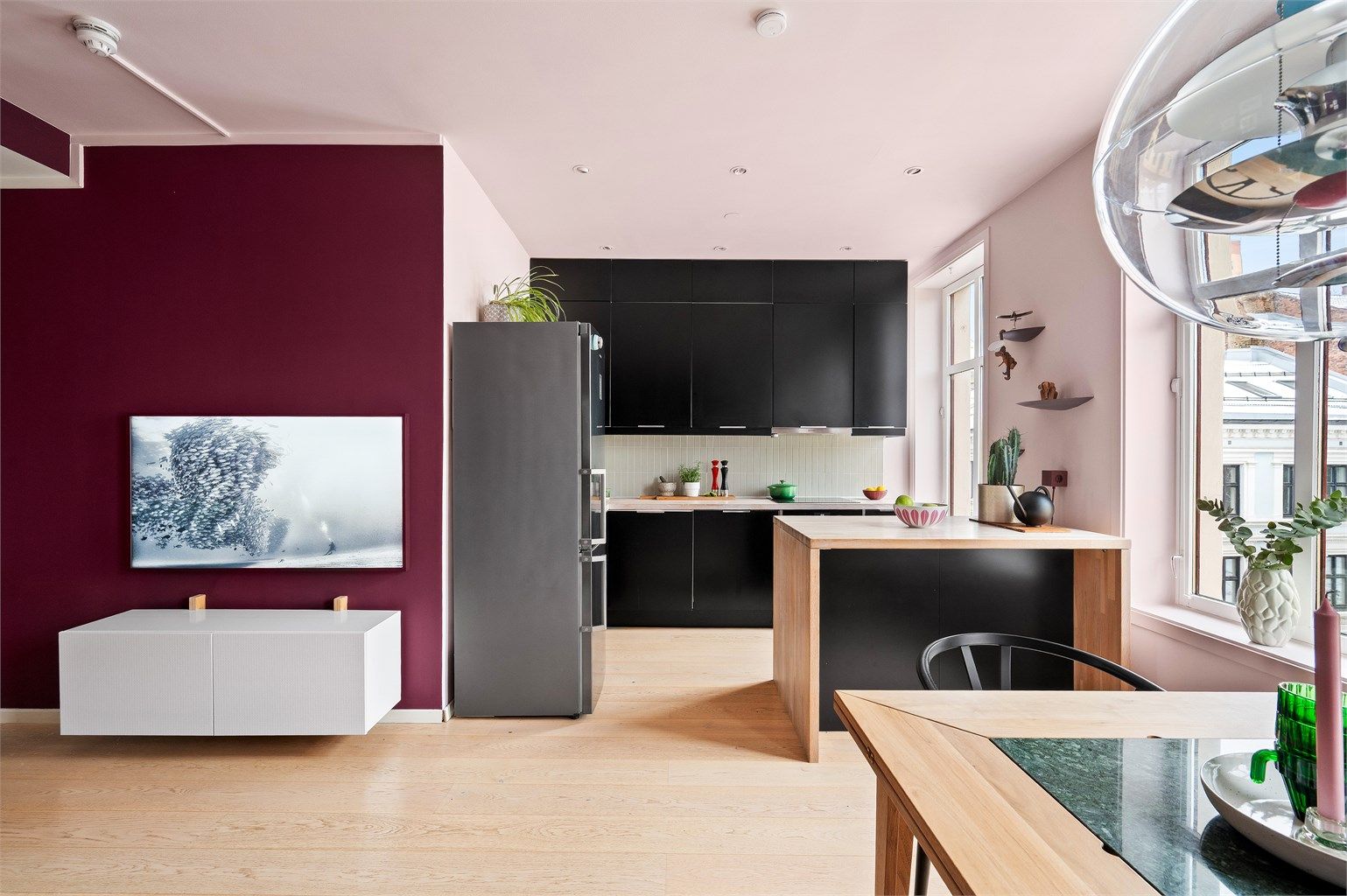 Moderne og funksjonell kjøkkeninnredning fra Epoq med glatte, mørke fronter.