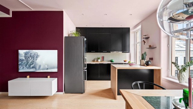 Moderne og funksjonell kjøkkeninnredning fra Epoq med glatte, mørke fronter.