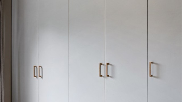 Soverommet har innebygd garderobeskap fra IKEA, som er overflateoppusset i 2025 med blant annet nye eikehåndtak.