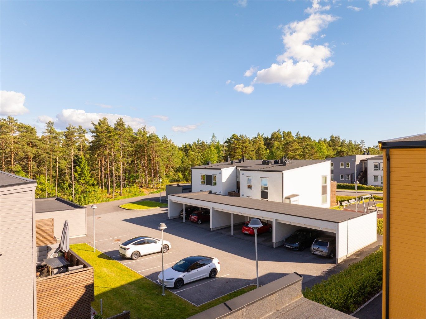 Carporten ligger rett foran inngangspartiet.