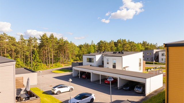 Carporten ligger rett foran inngangspartiet.