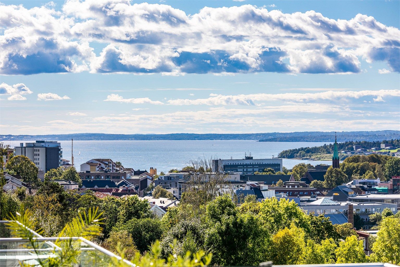 På den luftige takaltanen sees betagende utsikt til Oslofjorden i syd, her fremhevet med zoom.