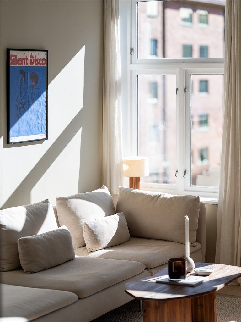 Se det nydelige lyset som kommer inn på dagtid i leiligheten!