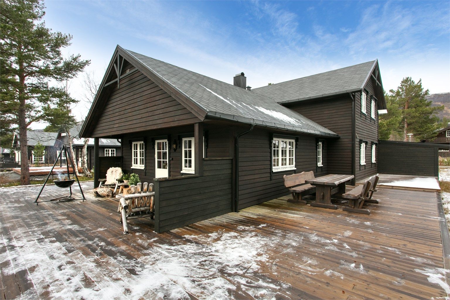 Det er tilbygget stor terrasse på 138 kvm rundt store deler av hytten med god plass til flere soner og sittegrupper