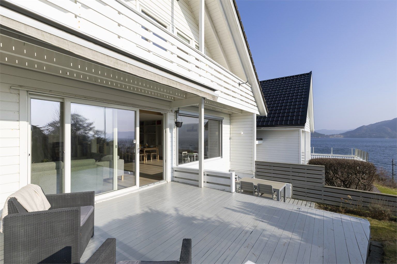 Den store terrassen er et flott uterom med god plass til flere sittegrupper.