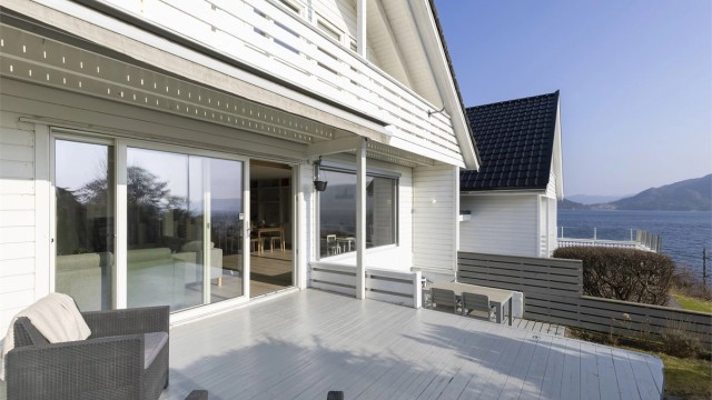 Den store terrassen er et flott uterom med god plass til flere sittegrupper.